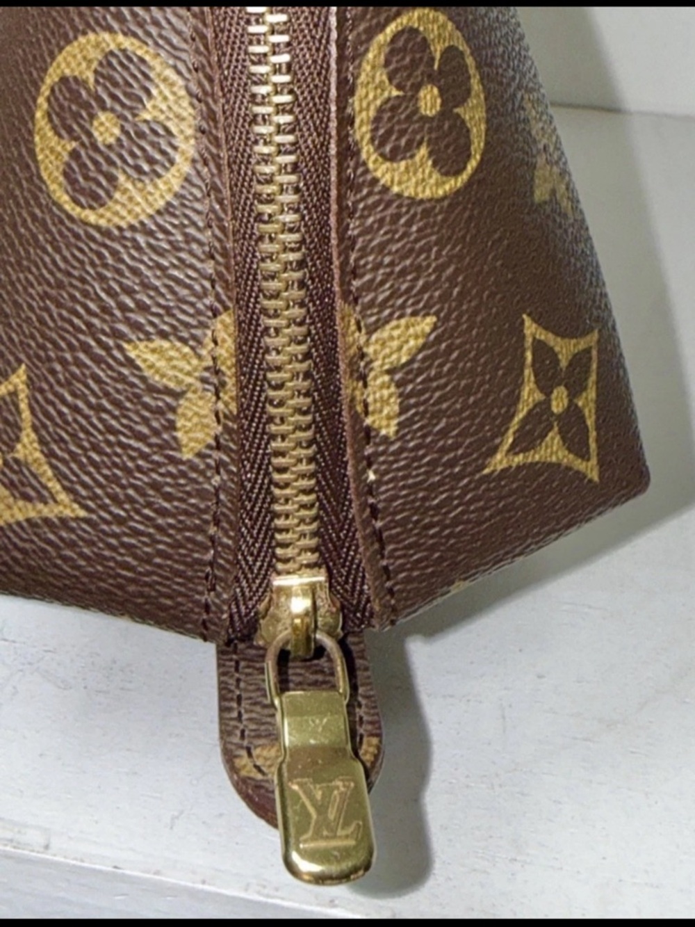 Authentic Louis Vuitton Monogram Ronde Large Cosmetics Pouch - Picture 11 of 12